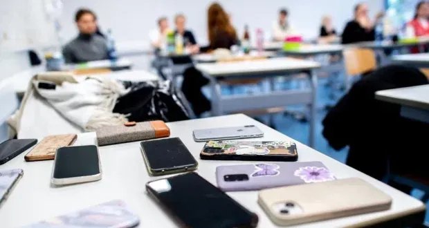 تشيلي تحظر الهواتف المحمولة في المدارس: خطوة للحد من "آفة خارجة عن السيطرة"