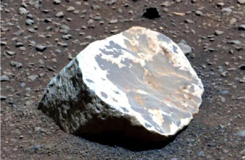 اكتشاف مذهل على المريخ: صخور بيضاء تكشف عن مناخ استوائي قديم شبيه بالأرض