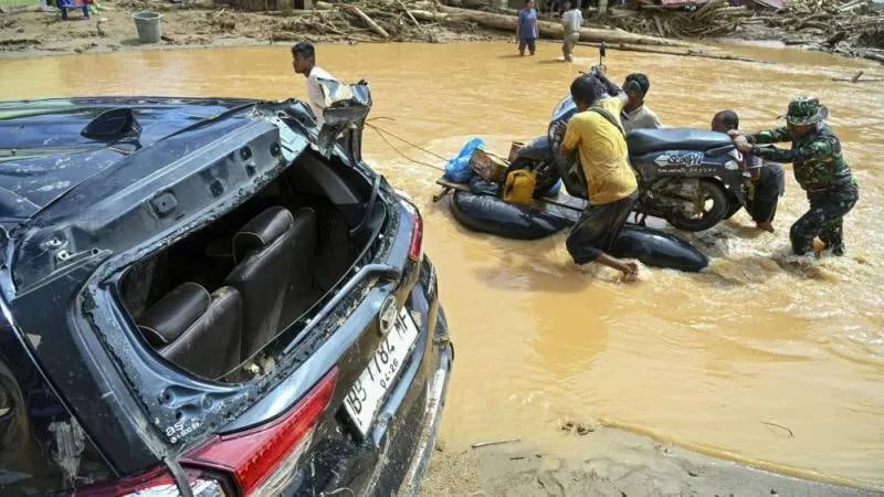 أكثر من 800 قتيل: ارتفاع حصيلة ضحايا فيضانات سومطرة المأساوية في إندونيسيا