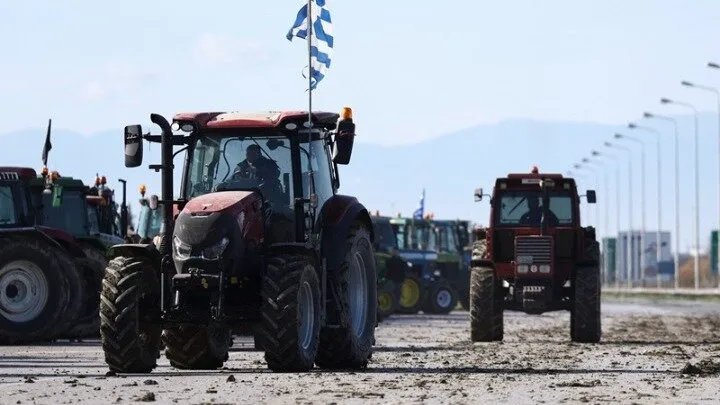 غضب المزارعين يتصاعد في اليونان بسبب تأخر إعانات الاتحاد الأوروبي واحتجاجات تعم البلاد