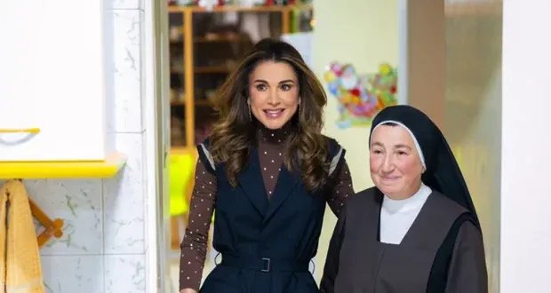 الملكة رانيا تُضفي بهجة العيد على أطفال جمعية مار منصور بإطلالة عصرية