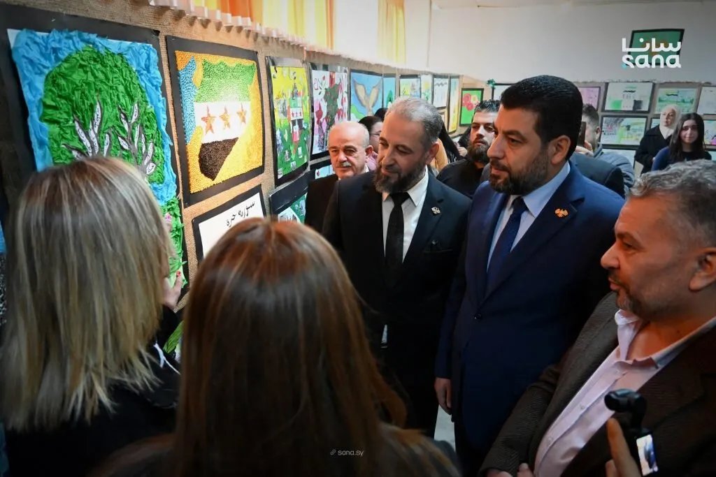اللاذقية تحتفل بالنصر: معرض "حكاية بلد" يجسد إبداعات الطلاب الوطنية