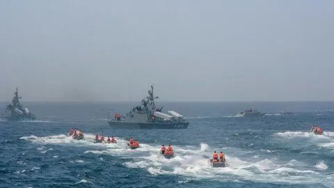 الحرس الثوري الإيراني يحذر السفن الأمريكية خلال مناورات بالخليج وسط تصاعد التوترات