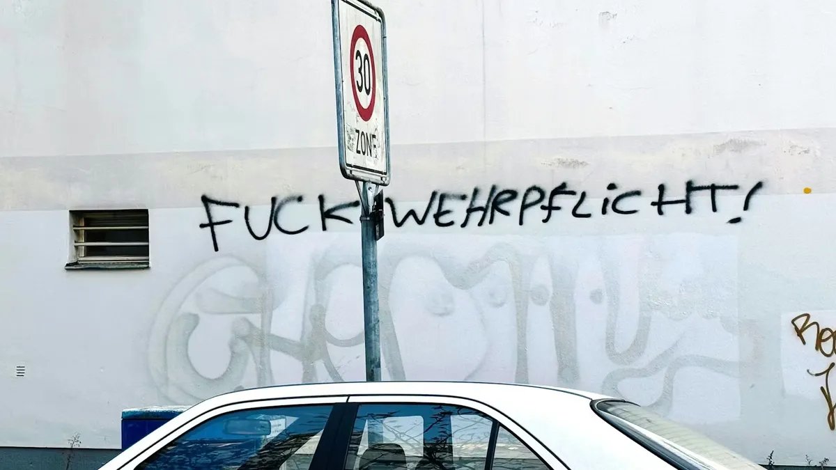 غضب طلابي في ألمانيا: مظاهرات حاشدة ضد خطط إعادة التجنيد الإلزامي