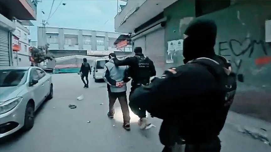 حملة أمنية واسعة في تركيا: اعتقال 233 شخصًا للاشتباه في صلتهم بتنظيم داعش