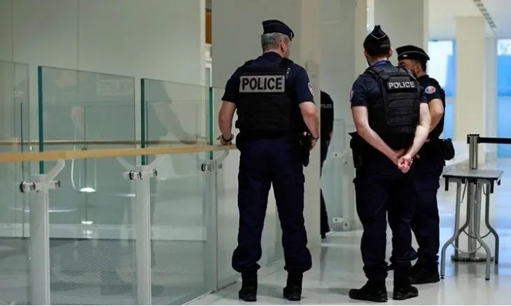 فرنسا تتهم عنصراً سابقاً بارتكاب جرائم ضد الإنسانية: تفاصيل القضية