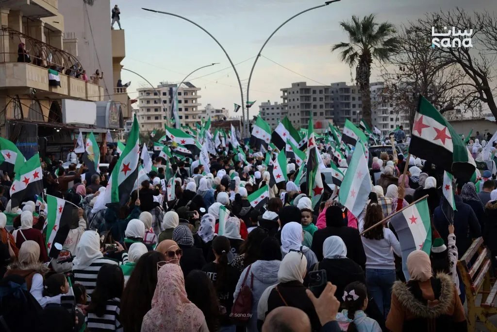 جبلة تحتفل بالذكرى الأولى للتحرير بمسيرة شعبية تجسد الوحدة الوطنية