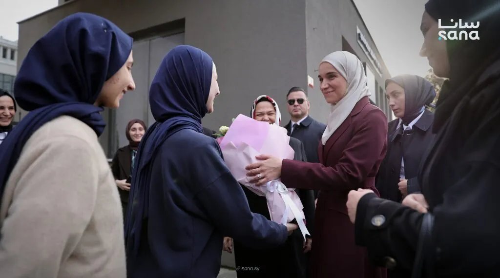 السيدة لطيفة الدروبي تتفقد مدرسة الإمام خطيب الثانوية في إسطنبول وتطلع على المناهج التعليمية