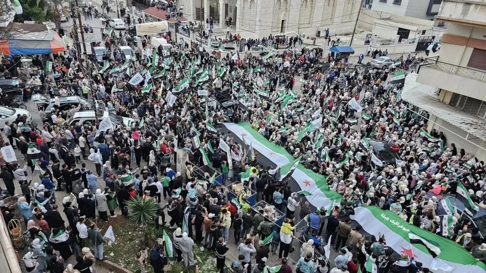 جبلة تحتفل بعيد التحرير بمسيرة حاشدة وقناديل مضيئة تجسد وحدة السوريين