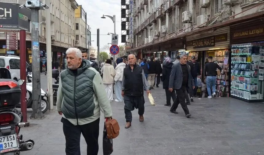 غازي عنتاب تواجه أزمة عمالة حادة: إغلاق نصف ورش الخياطة بعد عودة العمال السوريين