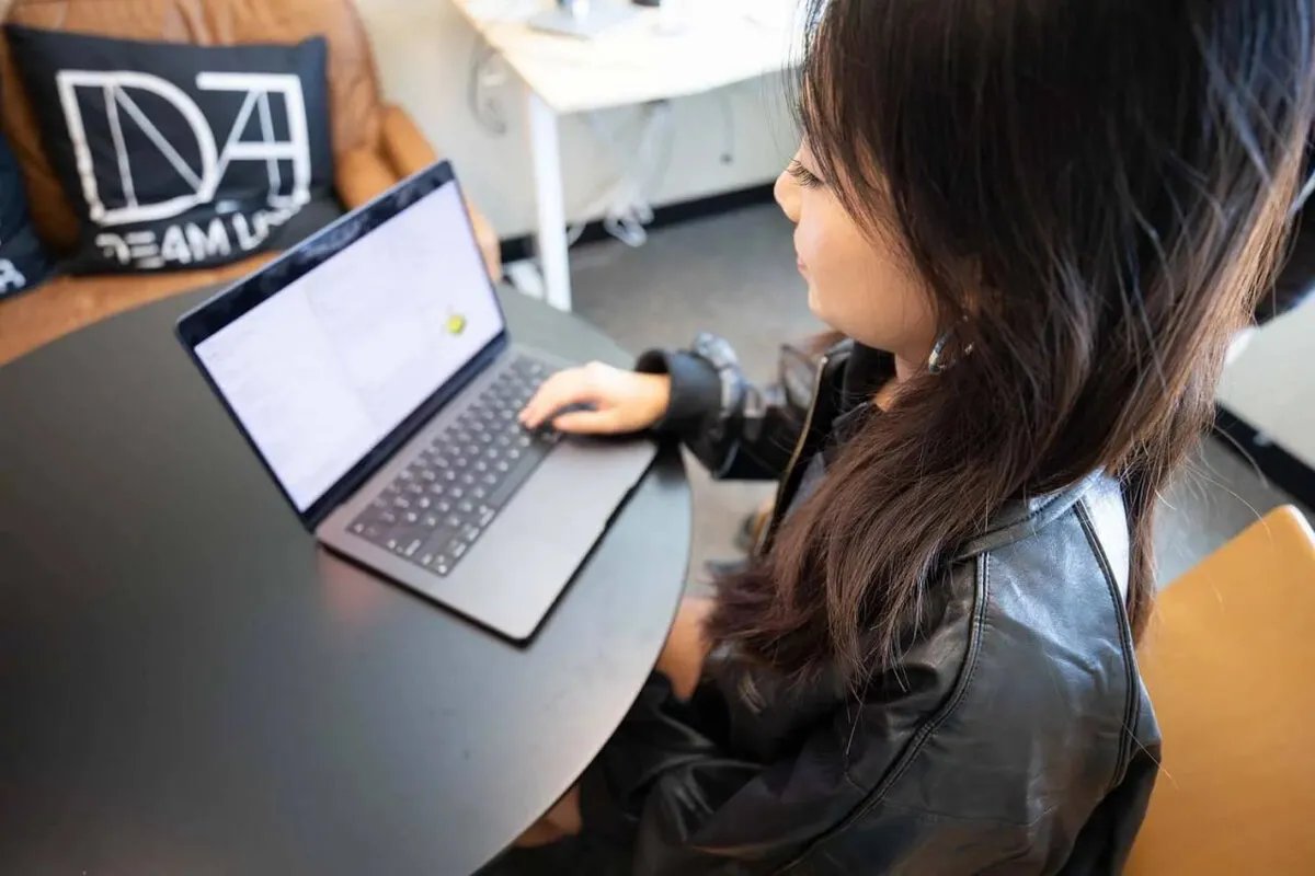 ابتكار ثوري: أداة ذكاء اصطناعي تُمكّن ضعاف البصر من البرمجة والنمذجة ثلاثية الأبعاد باستقلالية