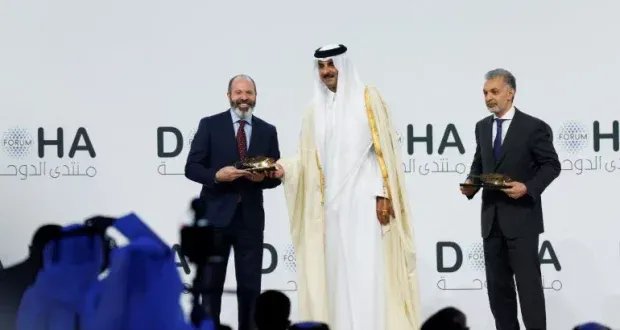 أمير قطر يدعو إلى التكاتف في افتتاح منتدى الدوحة 2025: تركيز على خفض التوتر ودعم السلام