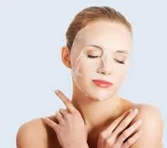 دليل شامل لبشرة متألقة: مقارنة بين الماسك الورقي والقناع الطيني