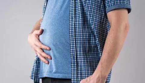 خبيرة بريطانية تكشف أسباب انتفاخ البطن في الأعياد وتقدم حلولاً بسيطة للتخلص من الغازات