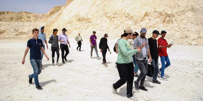 جولة ميدانية لطلاب الجيولوجيا في مقالع إسمنت عدرا: دراسة عملية لتقدير الاحتياطي القابل للاستثمار