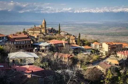 تسهيلات سفر جديدة للسوريين: جورجيا تفتح أبوابها بدون تأشيرة لحاملي الإقامات الخليجية