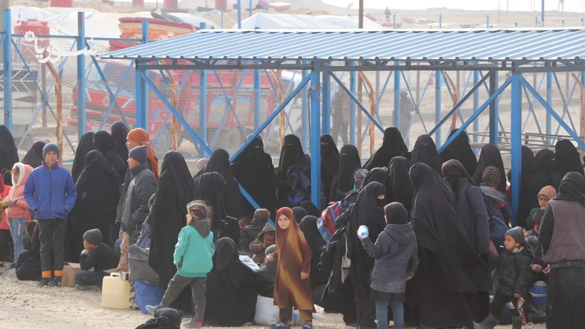 أول دفعة في 2024: 78 عائلة سورية تغادر مخيم الهول نحو دير الزور وسط ظروف إنسانية قاسية