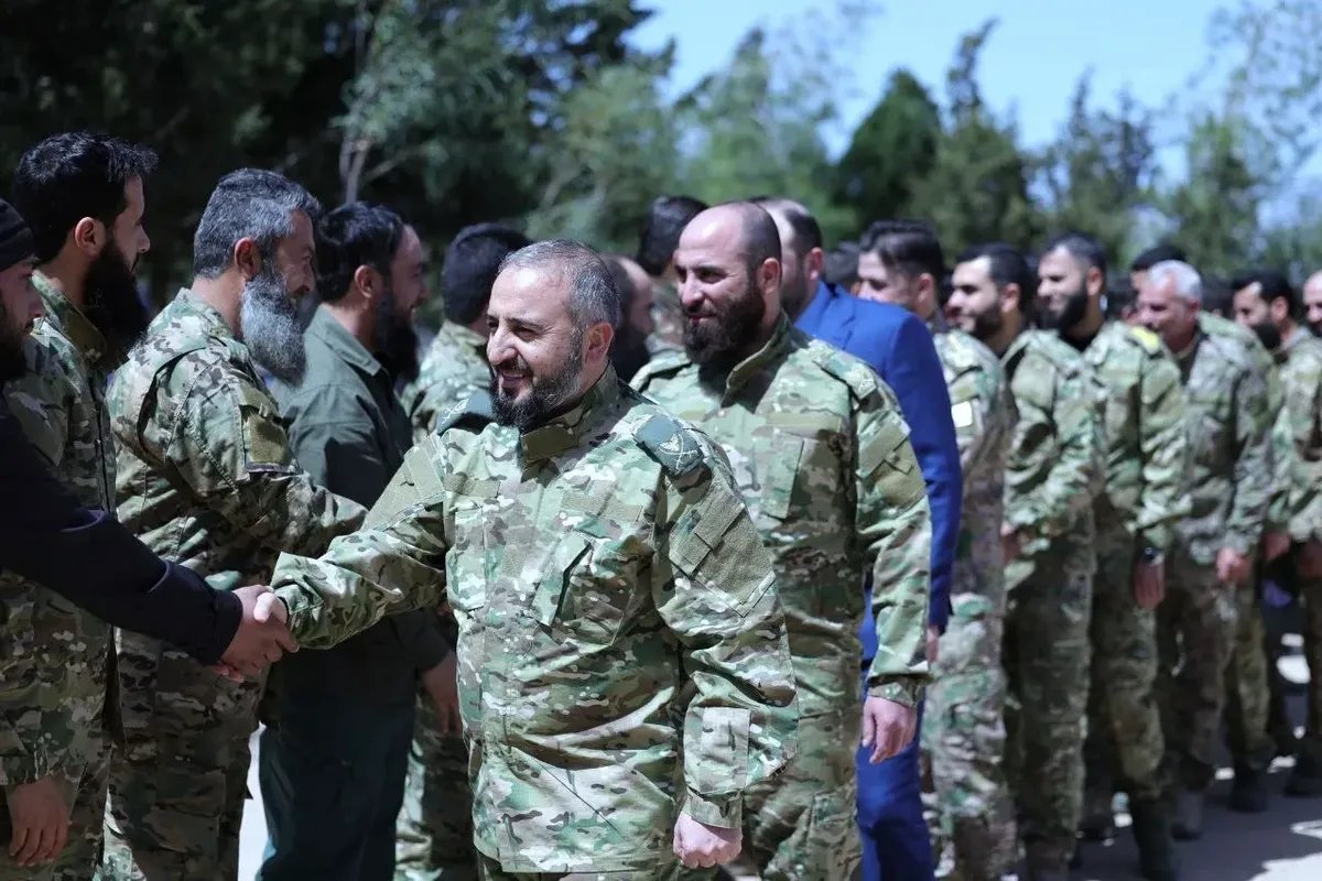 خطوة مفاجئة: الجيش السوري يفتح أبوابه للضباط المنشقين بشروط جديدة
